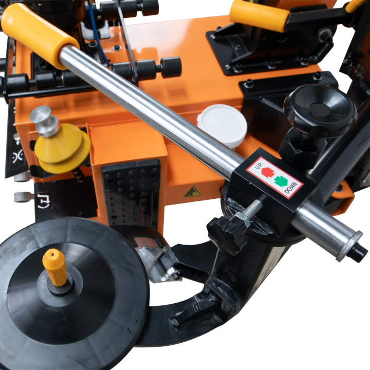 Machine de montage de pneus, jusqu'à 26 pouces, avec colonne de montage inclinable, bras auxiliaire, élévateur de roue, 230 V