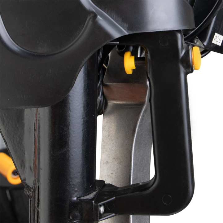 Machine de montage de roues équipée d'une colonne inclinable, de bras auxiliaires et d'un pistolet de gonflage analogique sur pi