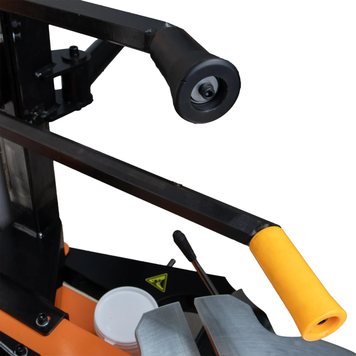 Machine de montage de roues équipée d'une colonne inclinable, de bras auxiliaires et d'un pistolet de gonflage analogique sur pi