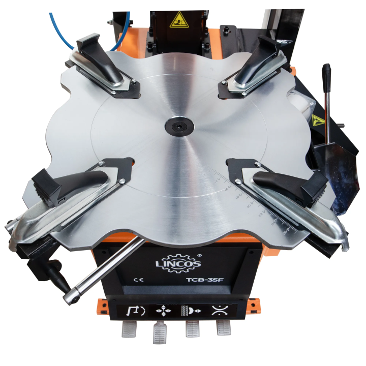 Machine de montage de roues équipée d'une colonne inclinable, de bras auxiliaires et d'un pistolet de gonflage analogique sur pi