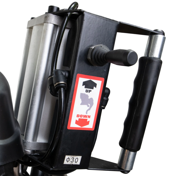 Machine de montage de roues équipée d'une colonne inclinable, de bras auxiliaires et d'un pistolet de gonflage analogique sur pi