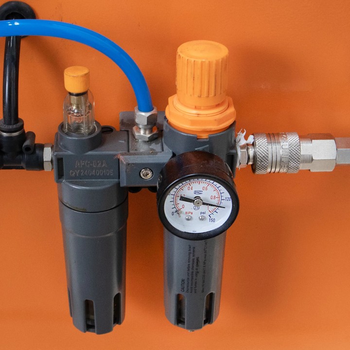 Démonte-pneus 26" colonne inclinable – Bras auxiliaire, 230V vitesse réglable